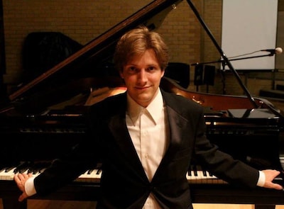 Christian Sanders geeft pianoconcert in kerk in Ezinge