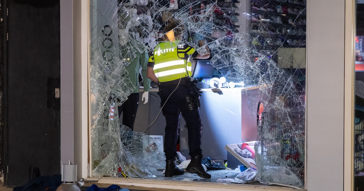 Auto rijdt sportwinkel binnen in Egmond aan Zee, daders ramkraak op de vlucht