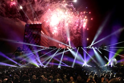 Het nieuwe jaar knalt erin met 17.500 bezoekers op Stadhuisplein: ‘Baila Gasolina’ verbindt Eindhove