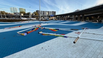 Regenboogvlaggen met mast en al uit de grond getrokken in Arnhem, COC roept op tot tegengeluid