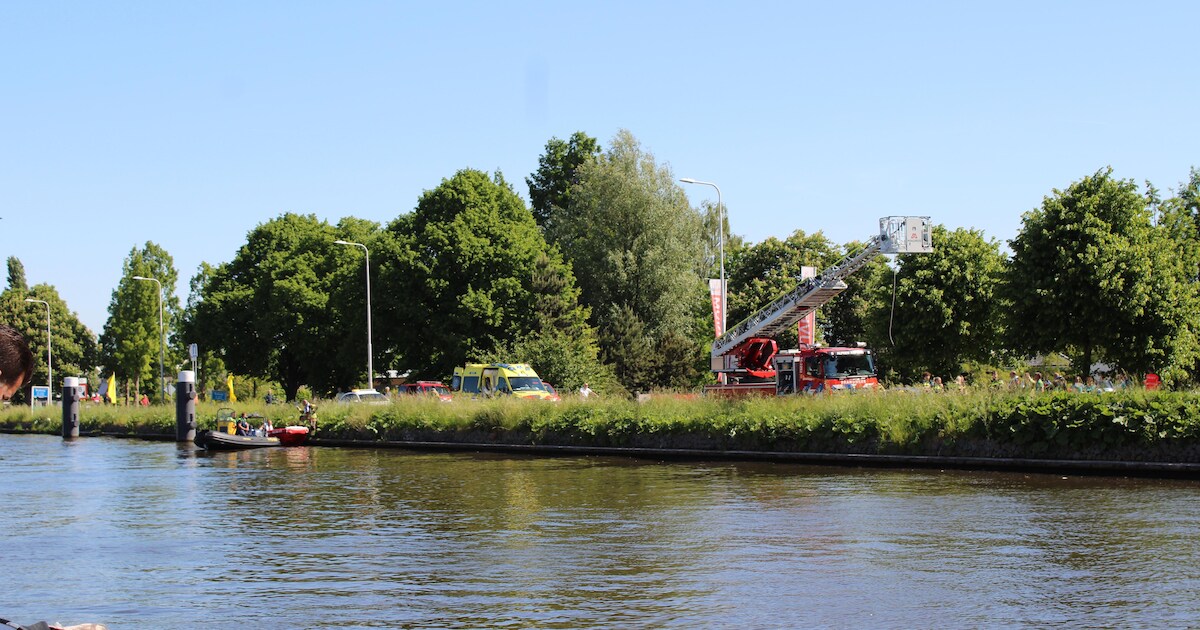 Hulpdiensten rukken uit voor persoon te water aan de Zuidkade in Boskoop