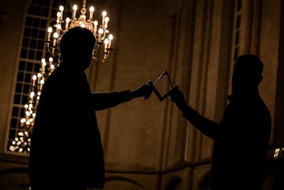 Waarom jonge mannen zich aanmelden bij deze ‘mysterieuze club’ in Nijmegen: ‘Hier is de telefoon uit