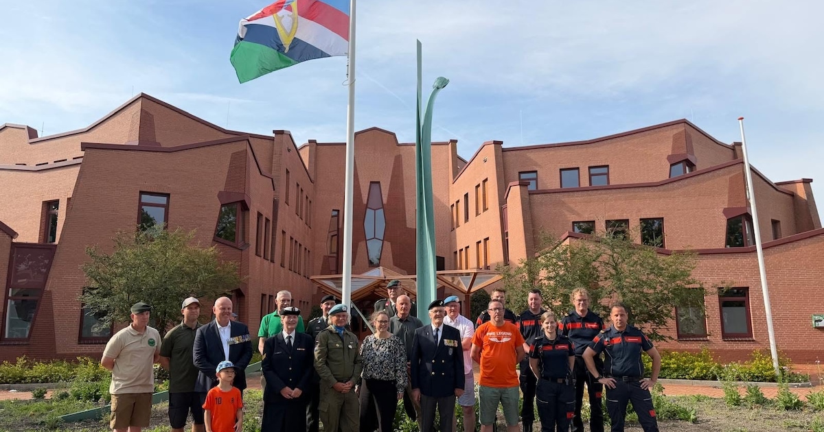 Vlag gehesen voor het gemeentehuis van Wormerland op Nationale Veteranendag