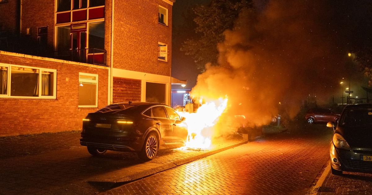 Audi volledig uitgebrand in Velsen-Noord