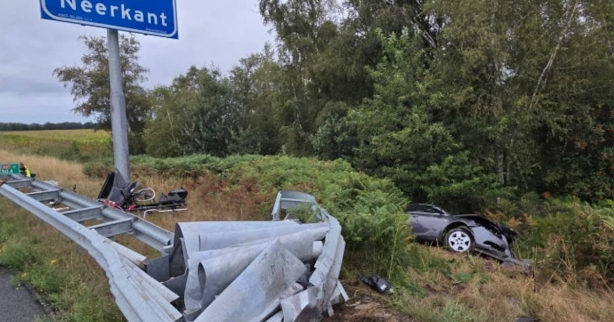 Auto belandt in sloot naast A67, gezin met jonge kinderen heeft ‘engeltjes op de schouder’