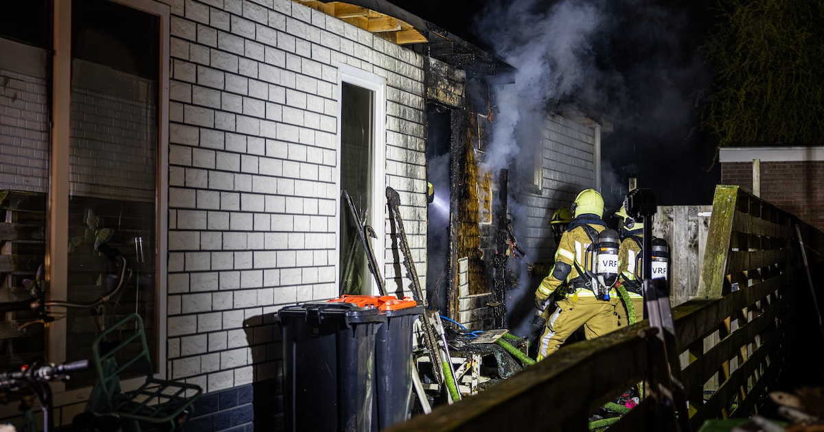 Uitslaande brand in woning op het Borndiep in Sneek, persoon gewond
