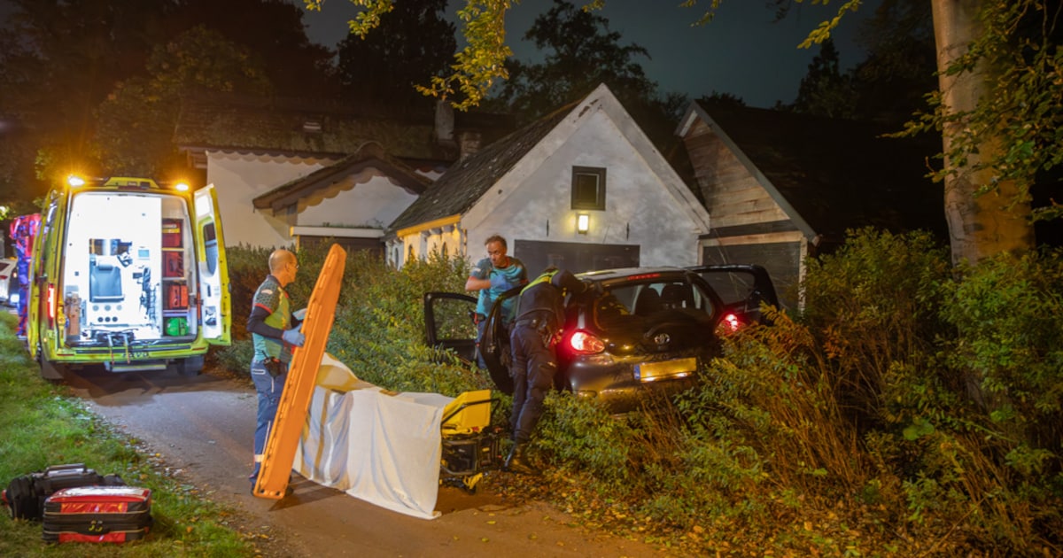 Automobilist raakt van de Koningsweg in Soest en botst bijna tegen woning