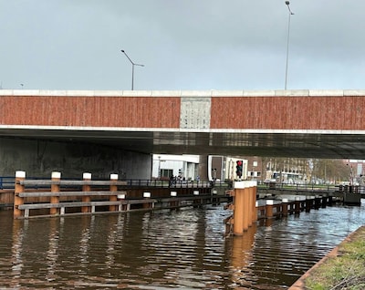 Gevelplaat van Julianabrug in Groningen gevallen