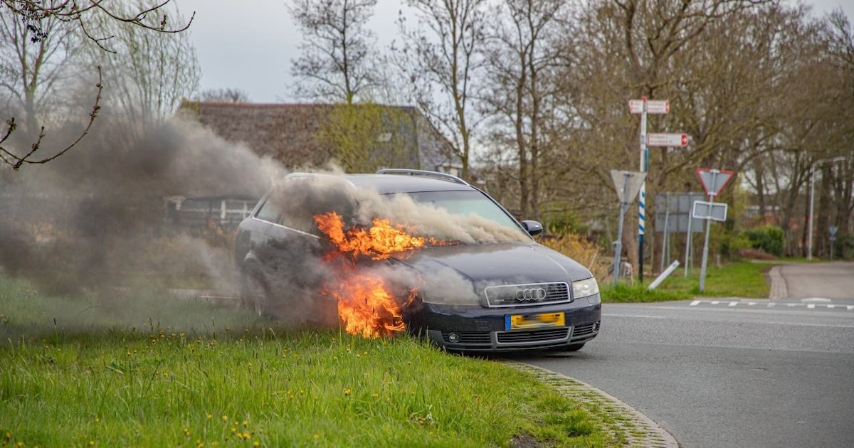 Auto vliegt in brand tijden het rijden op de Zomerweg in Burgum