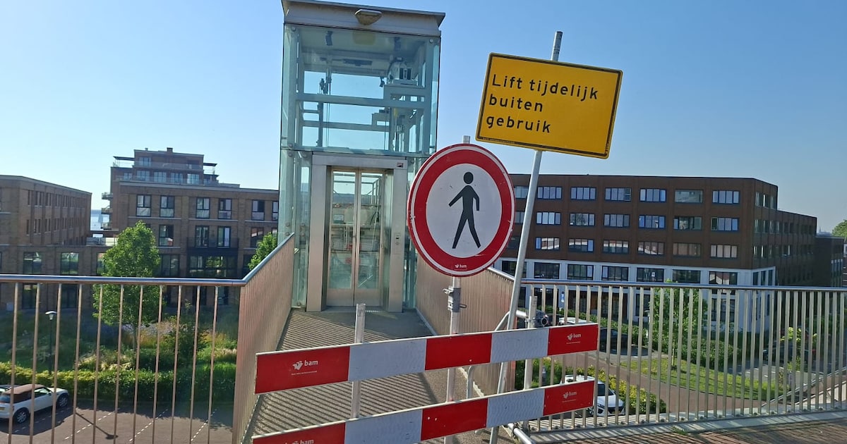 Glasplaten vernield van bekende lift bij brug in Nijmegen: toestel ligt er wekenlang uit