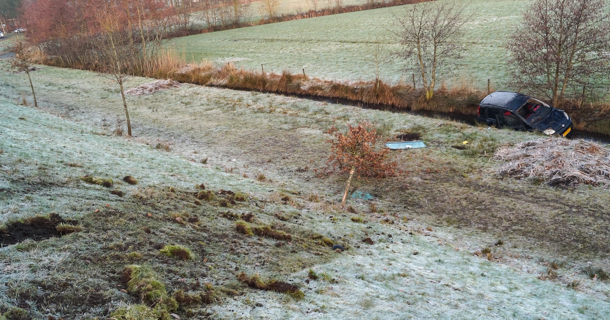 Auto rijdt van dijk af en belandt in sloot in Hurdegaryp, inzittenden ongedeerd