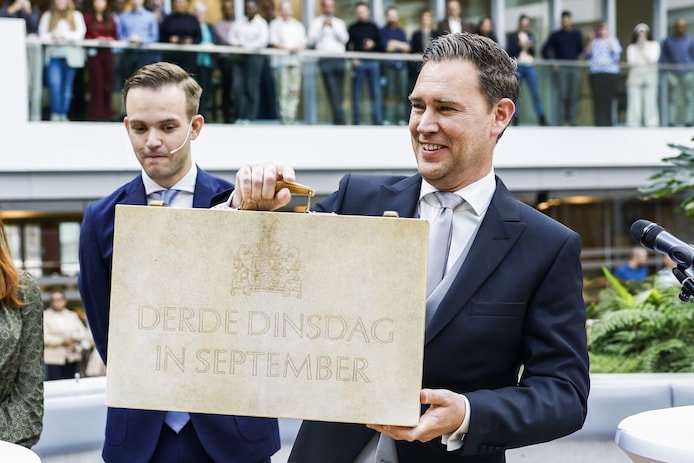 Demissionair minister Eelco Heinen met het koffertje.