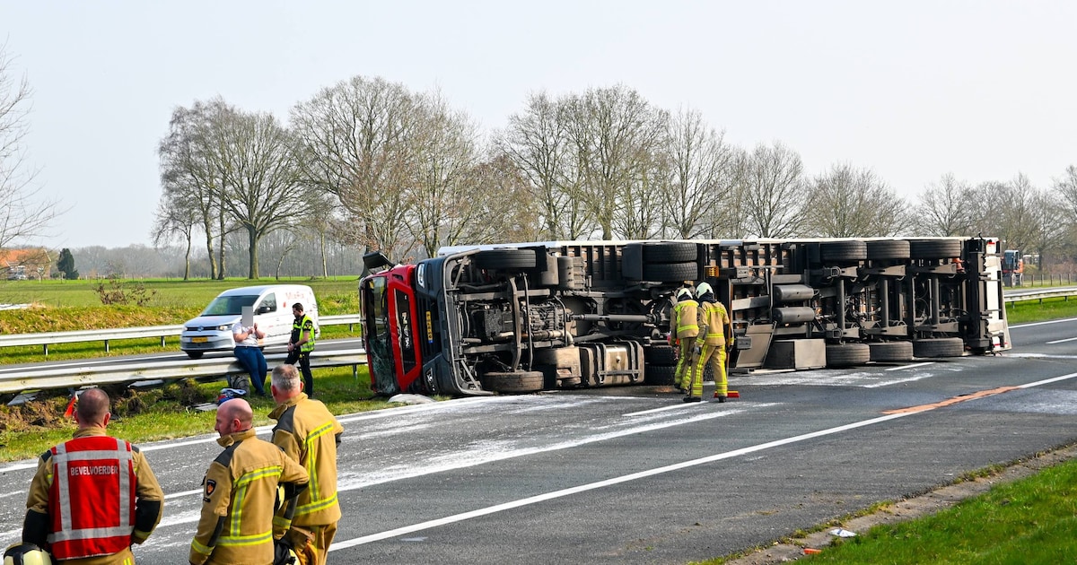 Vrachtwagen met wijn gekanteld op A32: snelweg richting Meppel lange tijd dicht