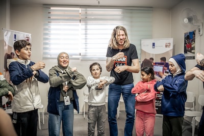 Bekende dj’s maken 5 dagen lang radio vanuit gigantisch bed op Utrecht Centraal