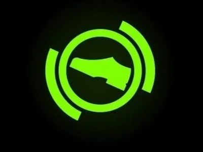 Als je dit groene voetje op je dashboard ziet, moet je bij het ene merk het gas loslaten en bij het andere juist de rem intrappen
