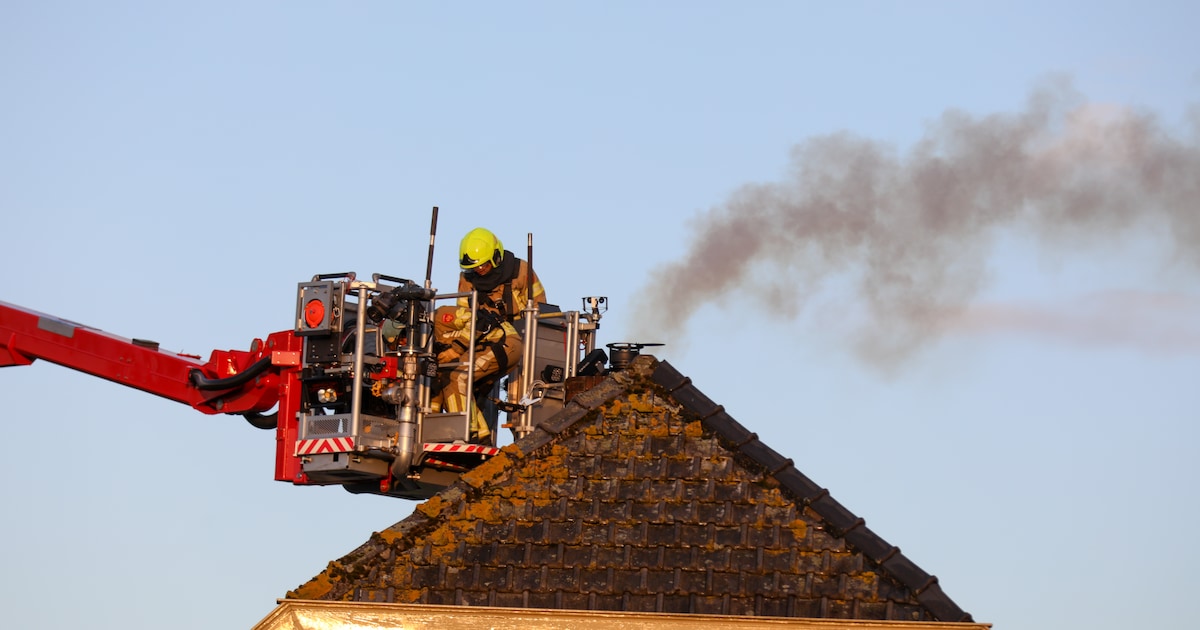 Schoorsteenbrand bij historische boerderij in Achterveld snel onder controle