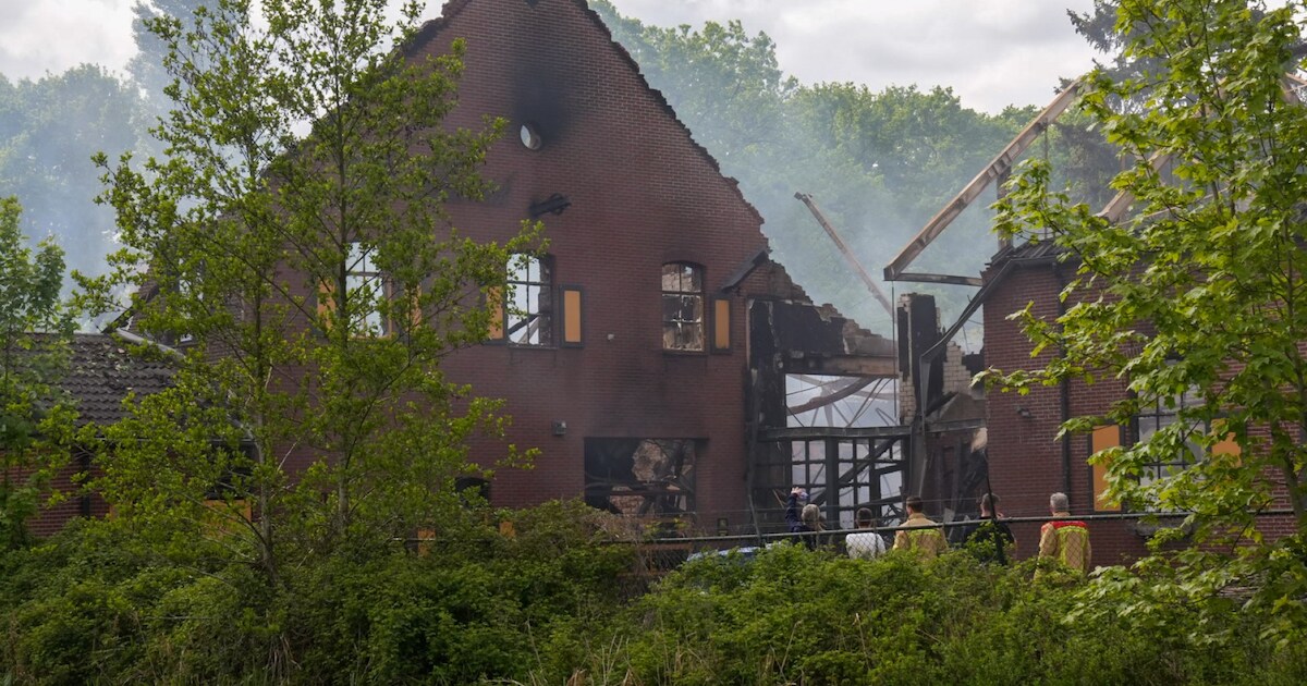 Uitslaande brand in monumentaal pand in Helenaveen onder controle: ‘Verschrikkelijk, een prachtig pa