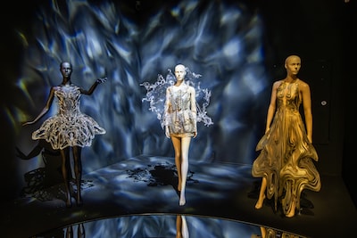 Jurk van ‘water’ en uit de 3D-printer: bijzondere ontwerpen van Iris van Herpen te zien in de Kunsthal