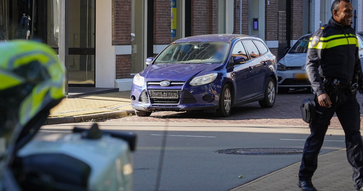 Botsing tussen auto en scooter voor politiebureau op Rademarkt in Groningen