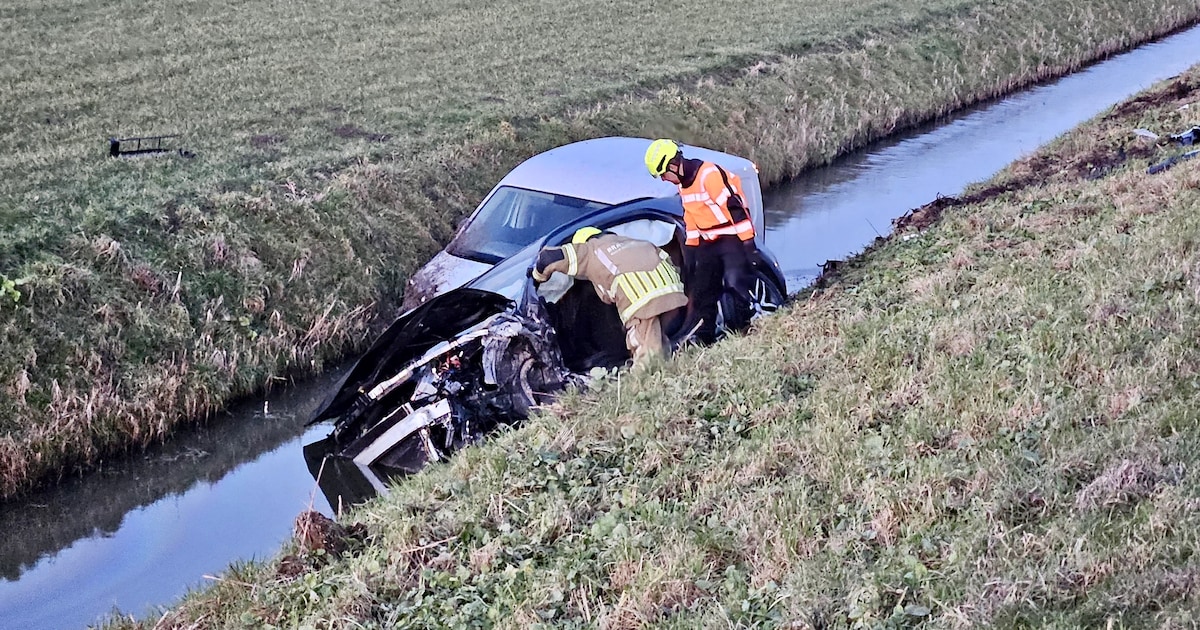 Twee auto's in de sloot na harde botsing op N248 in Barsingerhorn
