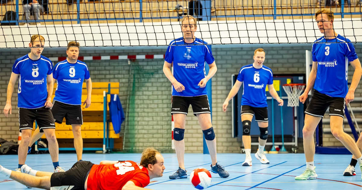 Volleybalduel gestaakt door spekgladde vloer: ‘Het was een soort schaatsbaan’