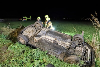Ernstig ongeluk in Ochten: Auto belandt op de kop in sloot
