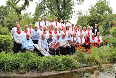 Lauws koor Trug in de tèd geeft openluchtconcert