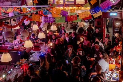 Kleurrijke schedels en Mexicaanse muziek: vier Día de Muertos in Den Haag