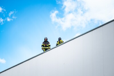 Brand op dak bedrijf door werkzaamheden op Steenhouwerstraat in Rotterdam