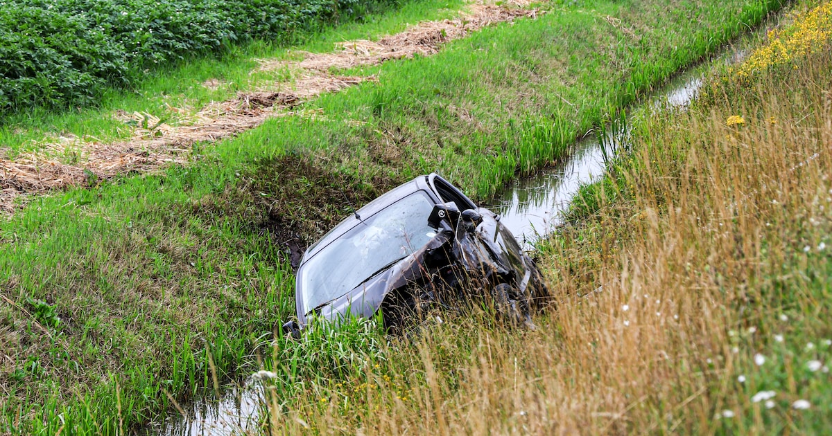 Auto in de sloot op Stieltjeskanaal in Stieltjeskanaal | Regio | AD.nl