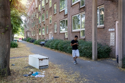 Lezers verdeeld over aanpak daklozen in portieken: van hulp tot hard optreden
