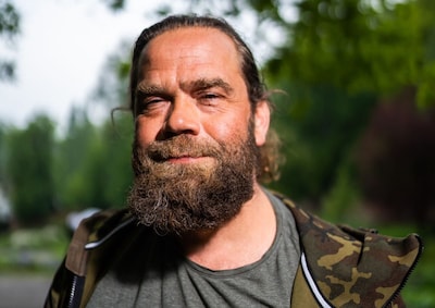 Oud-boswachter Jeroen uit Arnhem doet mee aan Winter vol liefde: 'Ik zie er stoerder uit dan ik ben'