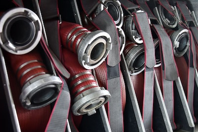 Grote uitslaande brand in schuur op agrarisch bedrijf in Heelweg