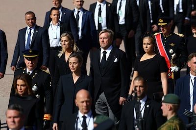 Koningspaar en Amalia lopen mee in processie Noorse koning, Marius Høiby ontbreekt