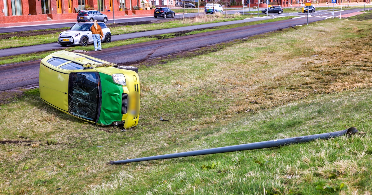 Auto kantelt na botsing met lantaarnpaal in Meerstad