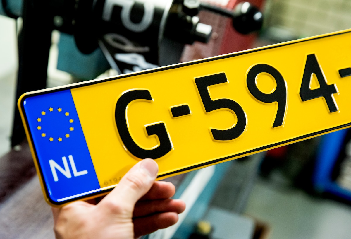 Waarom Nederlandse nummerborden geel zijn (en Belgische niet)