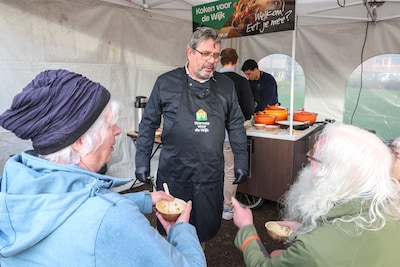 Overtuigt kokende wethouder bewoners van warmtenet met zijn boerenkool? ‘Kijk wat nu gebeurt met gas