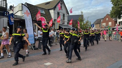 LIVE Vierdaagse 2026 | Ruim 800 uitvallers ‘geen uitzondering’ • Poncho alert! • Schietincident heef