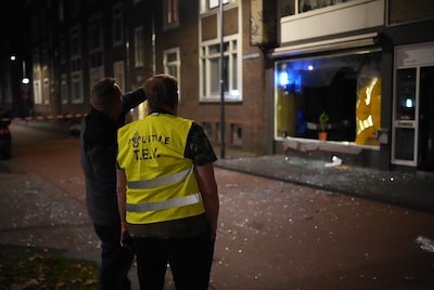 Gevel winkelpand weggeblazen door explosie in Den Bosch