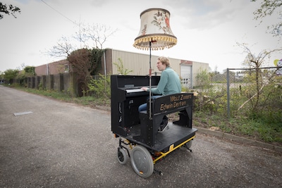 Deze bijzondere rijdende piano leidt optocht tijdens Stroadl Festival in Oldenzaal