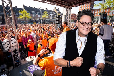Waar vroeger een simpele oranje sjaal volstond, zien we tegenwoordig complete oranje outfits…