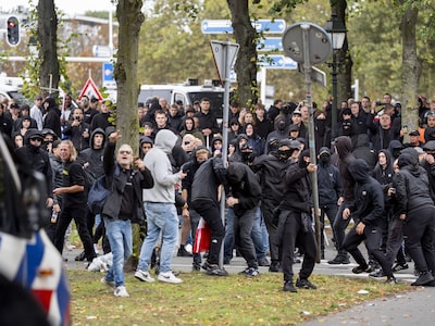 Nog voordat de mars start, regent het voorwerpen naar de politie bij extreemrechts protest op Malieveld