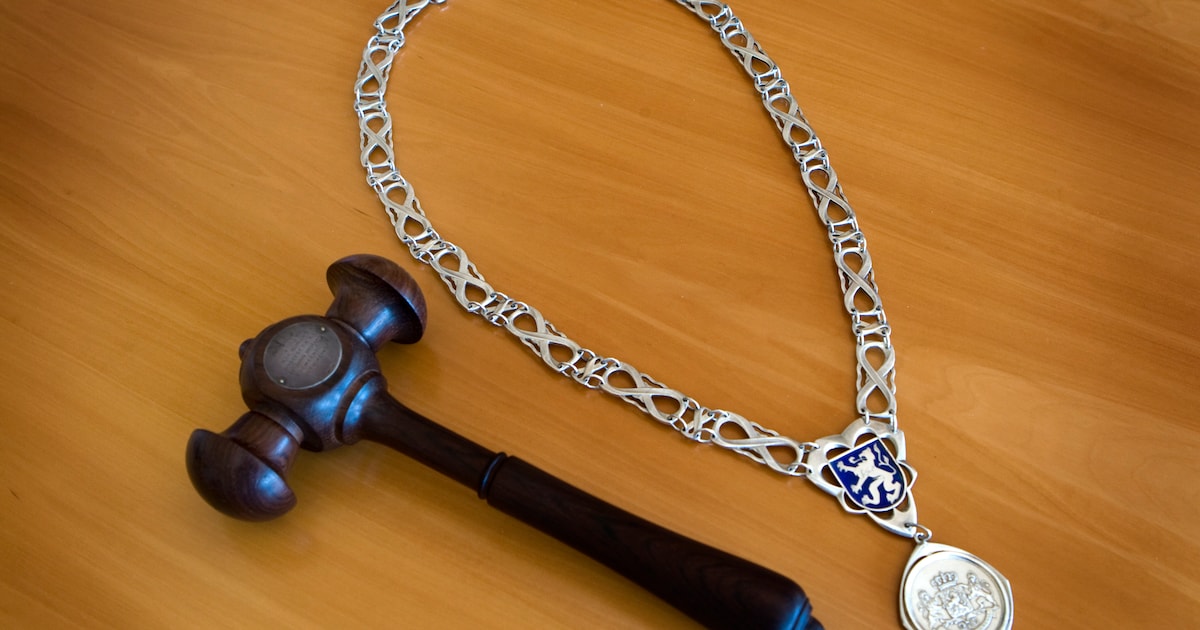 Florien Hagoort (17) en Bryan Hoogenboom (14) ontvangen jongerenlintje in Montfoort