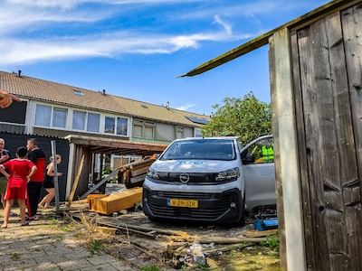 Bestelbus veroor­zaakt enorme ravage in achtertuin in Hengelo