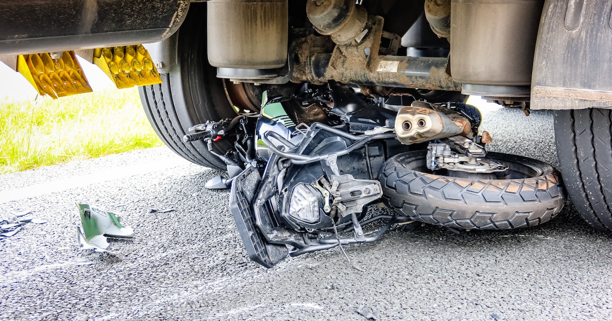 Motor onder vrachtwagen op A27 bij Nieuwegein