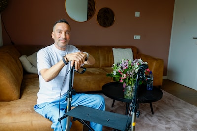 Koray (54) heeft zeldzame zenuwziekte die maar 52 mensen op de wereld hebben: ‘Opeens kon ik niet meer lopen’