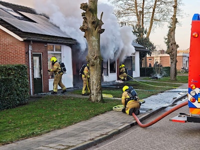 Veel rookontwikkeling bij brand in seniorenwoning: persoon overgebracht naar ziekenhuis