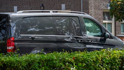 Scooterrijder botst tegen busje in Berghem en belandt op de grond, slachtoffer nagekeken in ambulanc
