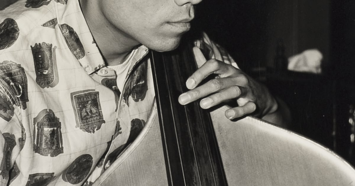 Je hoort hem in tune van Studio Sport, hij speelde met George Baker Selection, toch kent niemand Vic