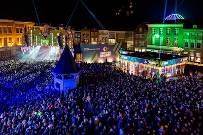 Dj’s 3FM staan dit jaar met Glazen Huis voor Serious Request op Markt in Arnhem